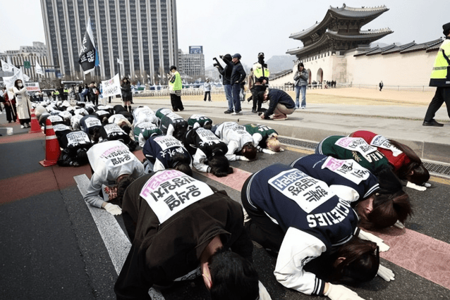 两级反转！尹锡悦绝地反击，关键时刻，73岁文在寅罕见出山