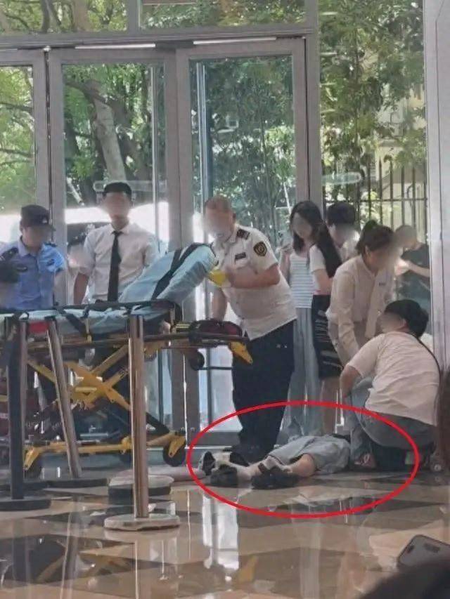 上海一主理人新店开业当天即闭店,秩序混乱发生冲突,大批顾客现场冒高温排长队有人晕倒