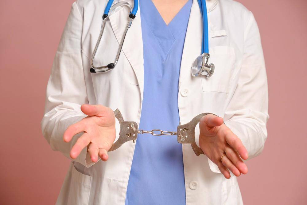 女护士获刑被开除,被羁押后医院仍为她缴养老保险等共计14万元 一审判返还11万元