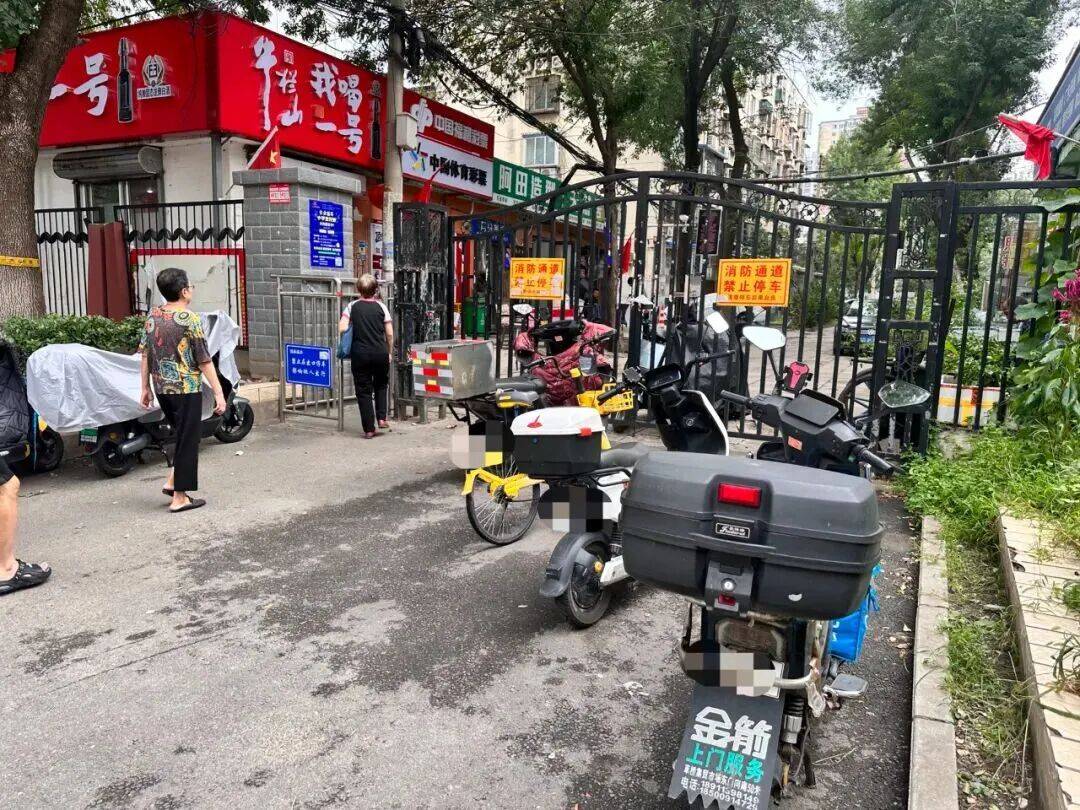 北京一小区电动车充电棚起火!消防车赶到,发现消防通道完全被堵……