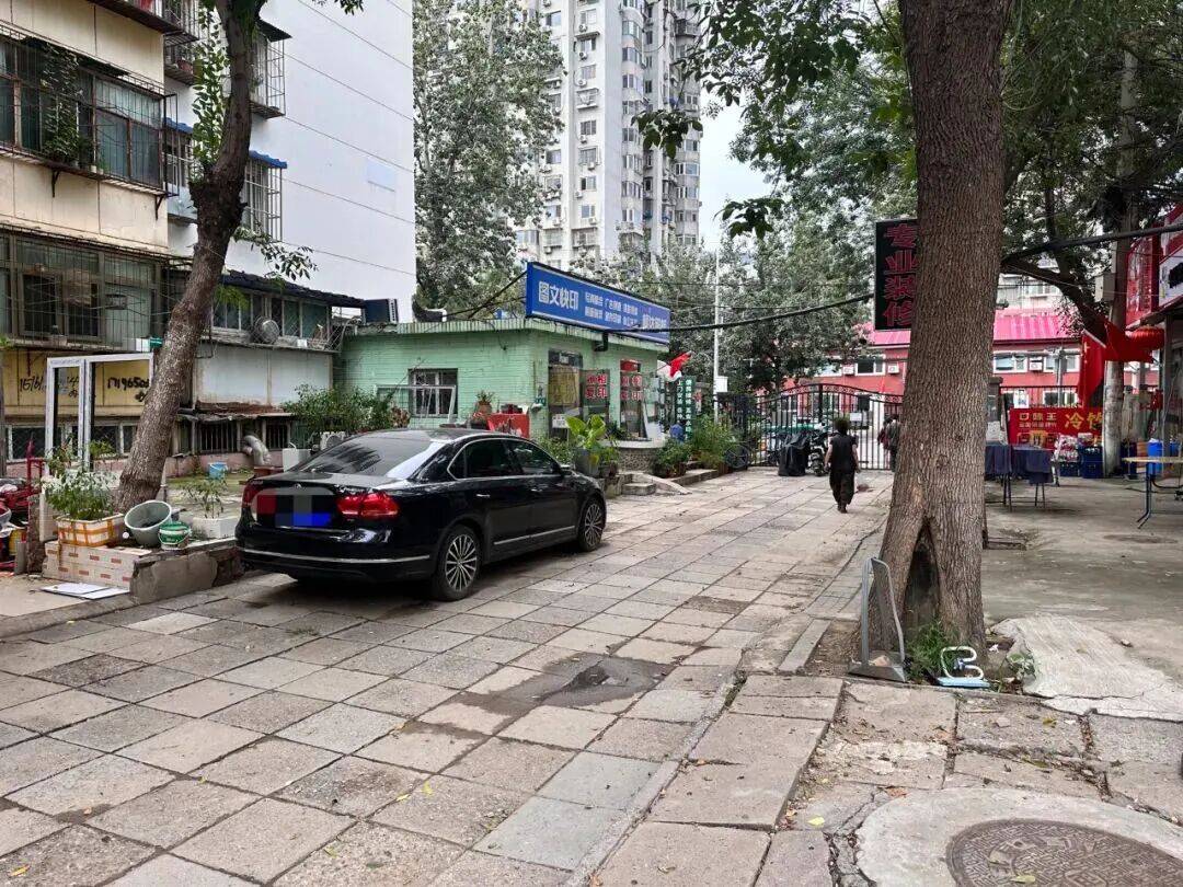 北京一小区电动车充电棚起火!消防车赶到,发现消防通道完全被堵……